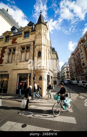 Nicht identifizierte zufällige Pariser Menschen und Orte in den Straßen von Paris Stockfoto