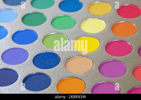 Palette von trocken gepressten Lidschatten in hellen, farbenfrohen Tönen. Runde Nachfüllungen in violetten, rosa, purpurroten Farbtönen. Beauty-Konzept, Produkte für Make-up, Visa Stockfoto