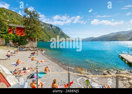 Ein kleiner Strand am Comer See im Dorf Varenna, Italien. Stockfoto