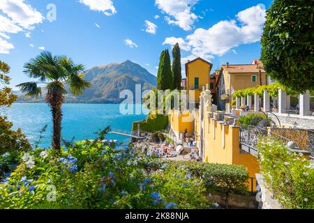 Das farbenfrohe italienische Ferienort Varenna, Italien, im Sommer am Ufer des Comer Sees in der nördlichen Lombardei. Stockfoto