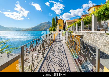Das farbenfrohe italienische Ferienort Varenna, Italien, im Sommer am Ufer des Comer Sees in der nördlichen Lombardei. Stockfoto