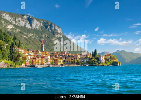 Das farbenfrohe Resort-Dorf Varenna am See mit bunt bemalten mittelalterlichen Häusern und Geschäften entlang der Küste des Comer Sees in Norditalien. Stockfoto