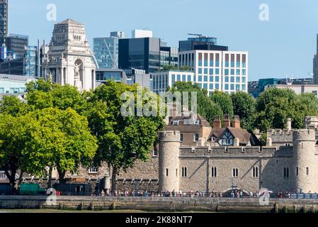 Tower of London, City of London historisches Schloss. St. Thomas Turm unter der Father Thames Statue des Four Seasons Hotel. Eintritt zum Verrätertor Stockfoto