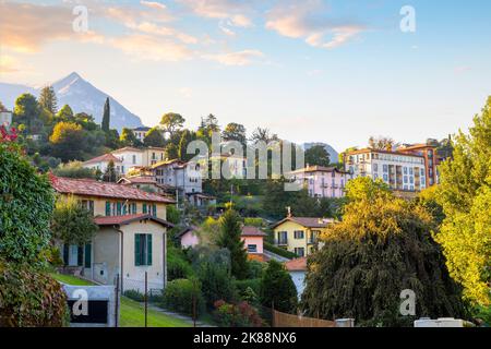 Häuser und Villen säumen die Hügel über dem kleinen Fischerdorf Pescallo in der Nähe von Bellagio, Italien, am Comer See. Stockfoto