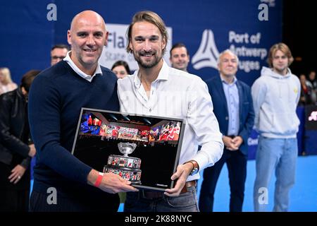 Johan Van Herck und Ruben Bemelmans im Rahmen einer Feierstunde für den ehemaligen belgischen Tennisspieler Ruben Bemelmans während des ATP-Turniers European Open in Antwerpen am Freitag, den 21. Oktober 2022. BELGA FOTO LAURIE DIEFFEMBACQ Stockfoto
