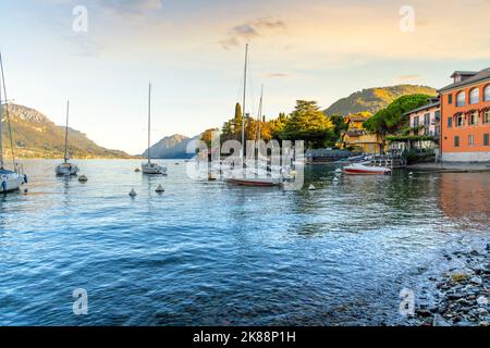 Die Boote werden im friedlichen Fischerdorf Pescallo nahe der Stadt Bellagio am Comer See in Norditalien bei Sonnenuntergang angedockt und verankert. Stockfoto