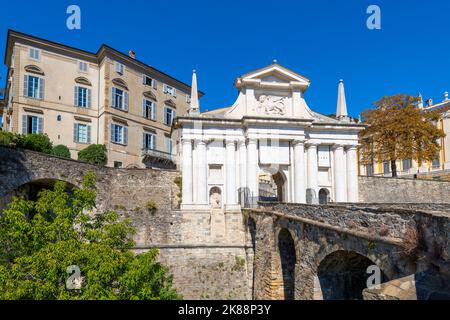 Porta San Giacomo, eines der vier venezianischen Tore der Citta Alta, der antike Teil der auf einem Hügel gelegenen, von Mauern umgebenen Stadt Bergamo, Italien. Stockfoto