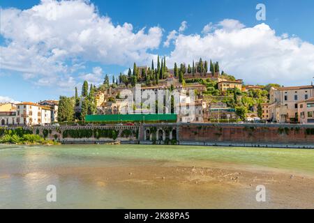 Antike römische Ruinen über dem Fluss Adige am Castel San Pietro auf dem Petershügel in der Nähe der Ponte Pietra Brücke in Verona Italien. Stockfoto