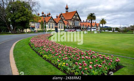 Eine szenische Aufnahme des Rotorua Museums und der Government Gardens in Rotorua, North Island, Neuseeland Stockfoto