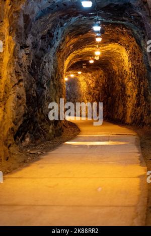 Eine vertikale Aufnahme eines beleuchteten Eisenbahntunnels auf dem Blackwater Creek Trail in Lynchburg, Virginia Stockfoto