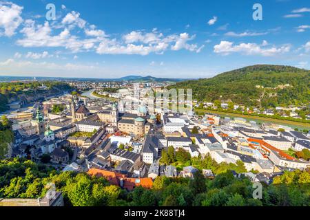 Blick von der mittelalterlichen Festung Hohensalzburg der Stadt Salzburg mit Karnevalsfahrten und -Ständen am Tag des St. Rupert-Festivals. Stockfoto