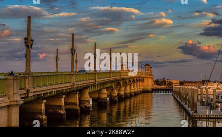 Die Bridge of Lions, eine zweiblättrige Bascule-Brücke, die den Intracoastal Waterway in St. Augustine, Florida, USA überspannt Stockfoto