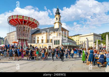 Österreicher feiern den Heiligen Rupert, den schutzpatron von Salzburg, mit Festlichkeiten, Fahrgeschäften und Essensständen in Salzburg, Österreich. Stockfoto