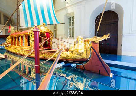 VENARIA REALE, ITALIEN - CA. MAI 2021: Der Bucentaur (Bucintoro, 1729). Antikes Königliches Schiff der Savoia Familie. Stockfoto