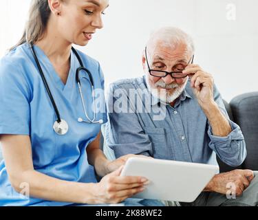 Schwesternarzt Seniorenbetreuung Tablet-Computer-Technologie zeigt Betreuer Hilfe Unterstützung Altersheim Krankenpflege älteren Mann Stockfoto