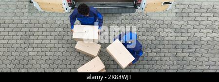 Truck Movers Und Delivery Team Mit Kartonschachteln Stockfoto