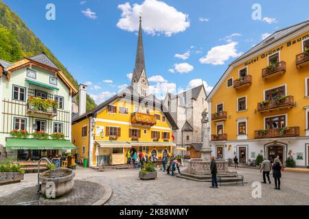 Der farbenfrohe Marktplatz oder Marktplatz im Zentrum des malerischen Tyrolianischen Seeufers Hallstatt, Österreich, in den österreichischen Alpen. Stockfoto