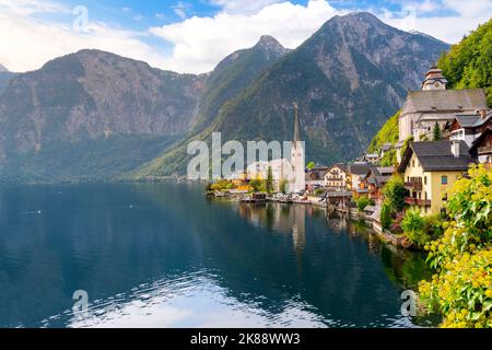 Das tyrolianische Dorf Hallstatt, Österreich, ein Dorf an der Westküste des Hallstatt-Sees in Österreichs Bergregion Salzkammergut. Stockfoto