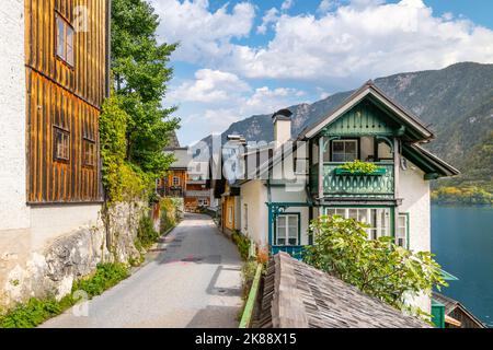 Eine malerische Straße am See durch das mittelalterliche Dorf Hallstatt, Österreich, am Ufer des Hallstatt-Sees im bergigen Salzkammerg Österreichs Stockfoto