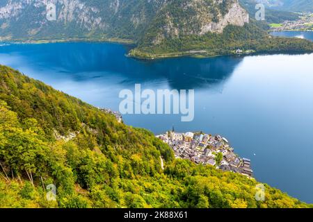 Blick auf den See und das Dorf Hallstatt, Österreich, vom Welterbelick Sky Walk über der Alpen Altstadt. Stockfoto