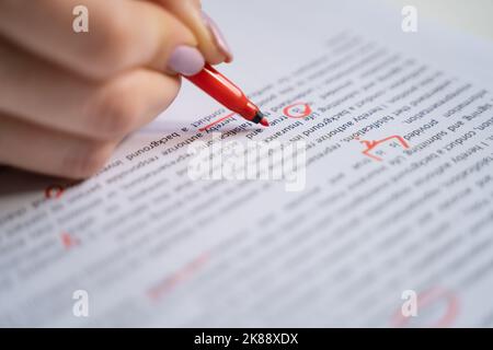 Skriptgrammatik Und Rechtschreibprüfung. Korrekturlesen Von Buchtexts Stockfoto