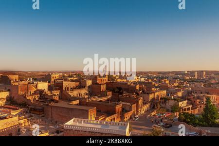 Ein Blick auf Midyat und die Kirchen von Midyat, Mardin, Türkei. Stockfoto