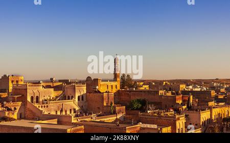 Midyat, Mardin, Türkei - Oktober 2022: Ein Stadtbild von Midyat und die Kirche von Midyat. Stockfoto