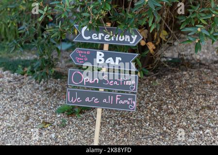 Je nachdem, ob es sich um die Zeremonie oder die Bar handelt, werden die Gäste unterschiedliche Anweisungen erhalten. Stockfoto