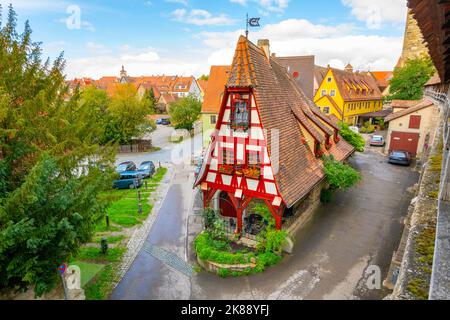 Blick von der mittelalterlichen Stadtmauer des Gerlachschmiede-Hauses, eines der schönsten Fachwerkhäuser in Rothenburg ob der Tauber Deutschland. Stockfoto