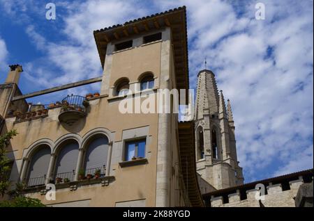 Girona, Spanien - Basílica Parroquial de Sant Feliu de Girona Turm Stockfoto