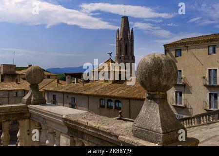 Girona, Spanien - Blick auf die Basílica Parroquial de Sant Feliu von La Catedral Stockfoto