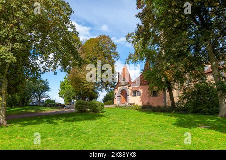 Das westliche Stadttor Burgtor in der malerischen mittelalterlichen Stadt Rothenburg ob der Tauber, eine der Haltestellen entlang der Romantischen Straße. Stockfoto