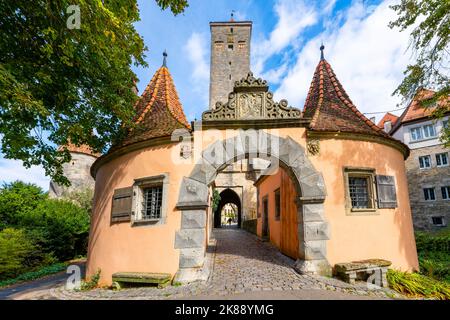 Das westliche Stadttor Burgtor in der malerischen mittelalterlichen Stadt Rothenburg ob der Tauber, eine der Haltestellen entlang der Romantischen Straße. Stockfoto