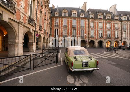 Der Place des Vosges, ursprünglich Place Royale, ist der älteste geplante Platz in Paris, Frankreich. Stockfoto