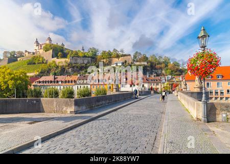 Die mittelalterliche Marienberger Festung am Ufer des Main in der historischen bayerischen Stadt Würzburg. Stockfoto