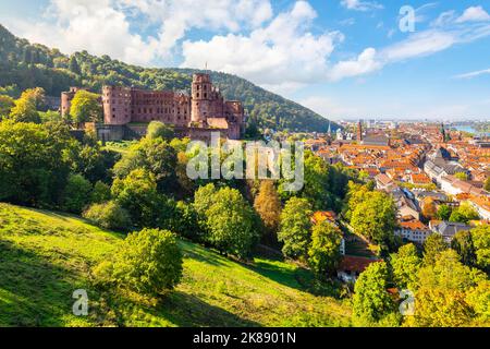 Blick vom Heidelberger Schlosskomplex auf die Burgruinen, den Neckar und die mittelalterliche Altstadt in Heidelberg. Stockfoto