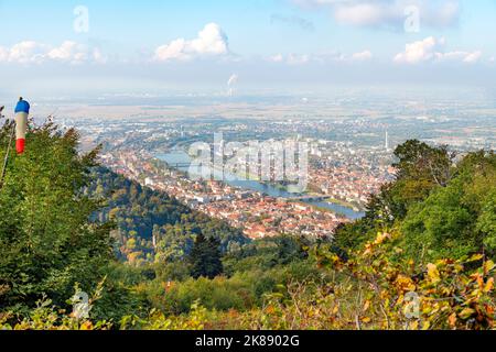 Blick von der Bergbahnen-Seilbahn auf die bayerische Altstadt und die Stadt Heidelberg am Neckar. Stockfoto