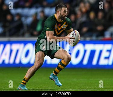 Coventry, Großbritannien. 21. Oktober 2022. James Tedesco aus Australien bricht während des Rugby League World Cup 2021-Spiels Australien gegen Schottland in der Coventry Building Society Arena, Coventry, Großbritannien, 21.. Oktober 2022 (Foto von Craig Thomas/News Images) Credit: News Images LTD/Alamy Live News Stockfoto