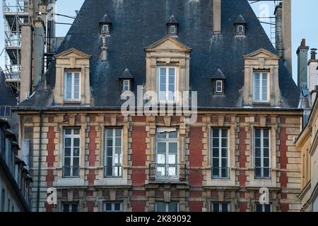 Der Place des Vosges, ursprünglich Place Royale, ist der älteste geplante Platz in Paris, Frankreich. Stockfoto