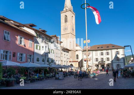 Die Stadt Kaltern, an der Südtiroler Weinstraße, Marktplatz, Kirche Parrocchia Maria Assunta Kaltern, Südtiroler Flagge, Rathaus, Italien Stockfoto