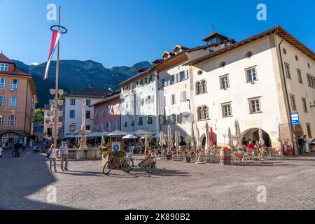 Das Dorf Kaltern, an der Südtiroler Weinstraße, Marktplatz, Südtiroler Flagge, Italien Stockfoto