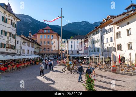 Das Dorf Kaltern, an der Südtiroler Weinstraße, Marktplatz, Südtiroler Flagge, Italien Stockfoto