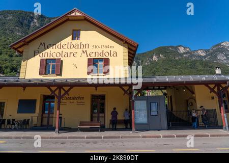 Das Dorf Kaltern, an der Südtiroler Weinstraße, Talstation der Standseilbahn zum Mendelpass, Italien Stockfoto