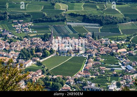 Das Dorf Kaltern, an der Südtiroler Weinstraße, umgeben von Weinbergen und Apfelplantagen, Etschtal, Italien Stockfoto