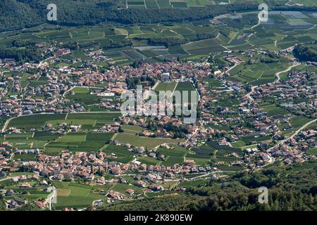 Das Dorf Kaltern, an der Südtiroler Weinstraße, umgeben von Weinbergen und Apfelplantagen, Etschtal, Italien Stockfoto