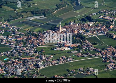 Das Dorf Kaltern, an der Südtiroler Weinstraße, umgeben von Weinbergen und Apfelplantagen, Etschtal, Italien Stockfoto