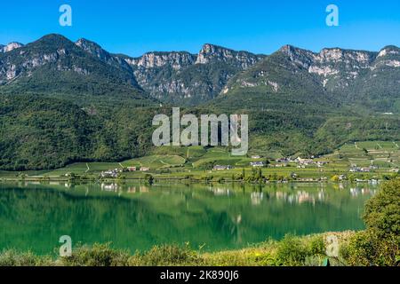 Kalterer See, in der Nähe des Dorfes Kaltern, im Etschtal in Südtirol, einer der beiden wärmsten Seen der Alpen, Badesee, umgeben von V Stockfoto