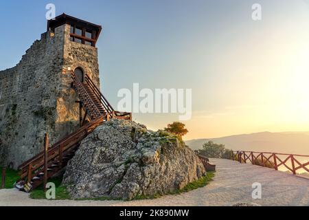 Schloss Visegrad in Ungarn über der Donau mit schönem Sonnenuntergang Stockfoto