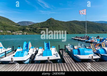 Bootsverleih, Tretboote, Gretl am See lido am Kalterer See, in der Nähe des Dorfes Kaltern, im Etschtal in Südtirol, einer der beiden wärmsten lak Stockfoto