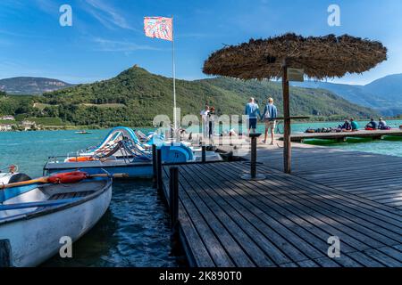 Bootsverleih, Tretboote, Gretl am See lido am Kalterer See, in der Nähe des Dorfes Kaltern, im Etschtal in Südtirol, einer der beiden wärmsten lak Stockfoto